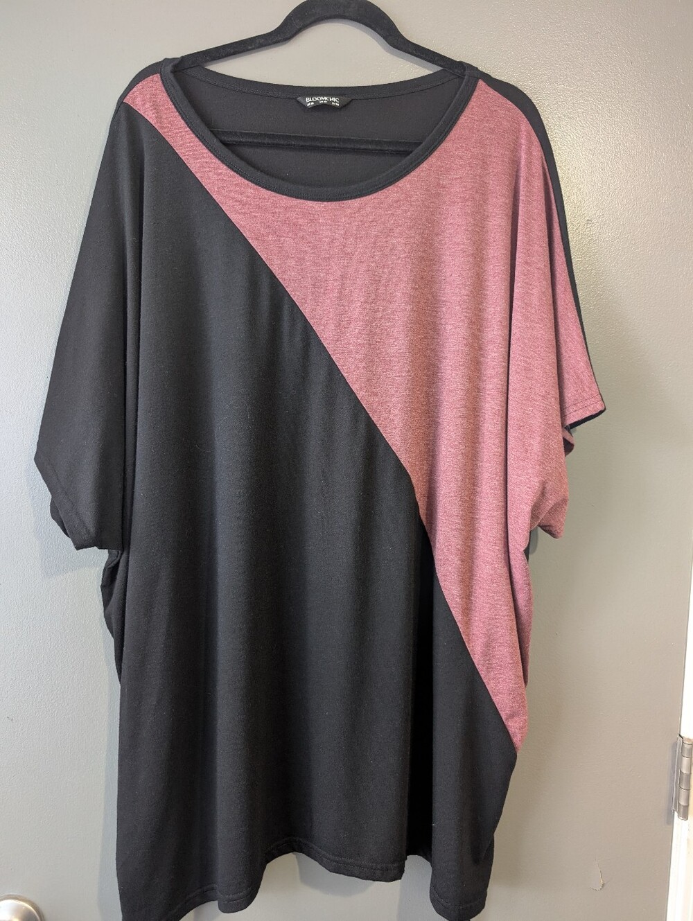 BloomChic Plus Size 26 4X Colorblock Side Drawstring Ruched Top Black Burgundy